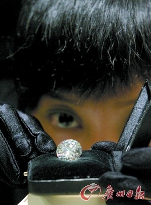 百粒人造钻石流入广东 老方法检测易被忽悠