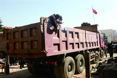 交警部门24小时全警上路查大货车