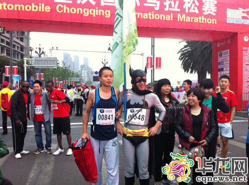 重庆国际马拉松赛惊现蝙蝠侠 呼吁环保传递正