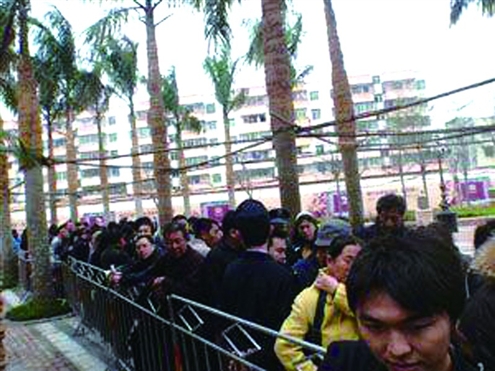 上海购房者排队30多小时抢房