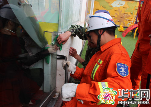玻璃门有条逢小孩a小孩摸一摸被卡住(图)属女生天蝎座虎图片