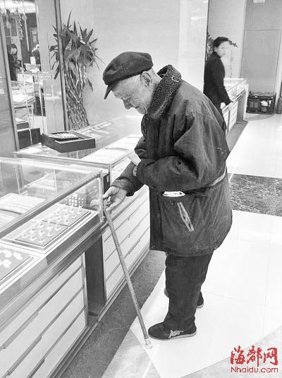 八旬老翁拄拐棍 买金戒指送老伴