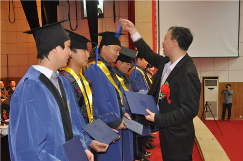 首批在职硕士研究生毕业 郴州农业局长穿上硕