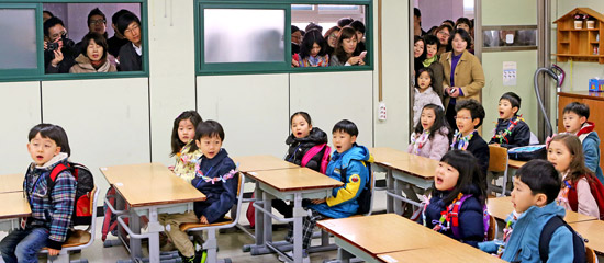 韩国小学生入学式 家长心情激动期望满满