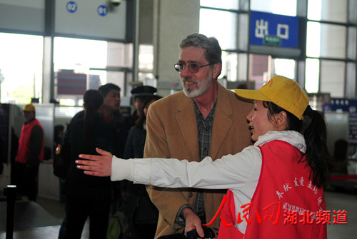 武汉铁路局团委扎实开展学雷锋志愿服务活动