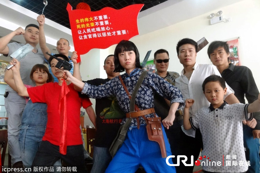 中国第一裸模张筱雨扮刘胡兰PK陈光标 宣传