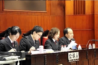 检察官出庭公诉杨刚等23人涉黑案 陈泽锋/摄
