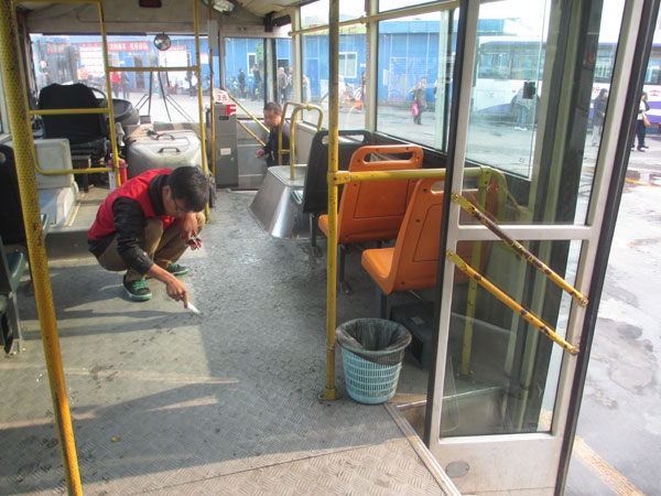 江苏海院青年志愿者乐做蒲公英 将爱的种子播