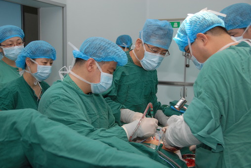 山西医大二院成功实施首例蜡油样骨病髋关节后