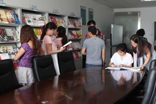新疆电力工程监理公司建立员工阅览室丰富员工