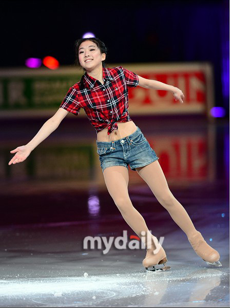 <em>李子君</em>格子衣<em>超短裤</em>秀甜美 风采不逊金妍儿(图