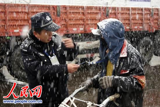 瑞雪临拉萨 铁路公安全力保障出行通畅