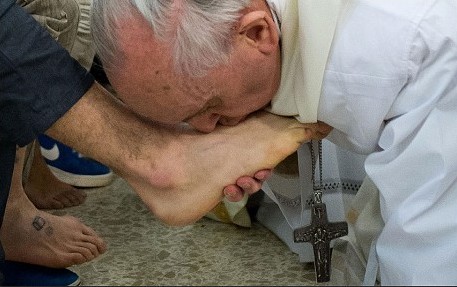 教皇弗朗西斯一世亲吻一名少年犯的脚背