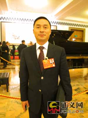 施杰委员呼吁完善国家赔偿法 保障申请人合法