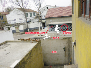 偷窥女厕所露馅 跳进夹墙爬不出来