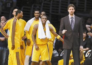 队友们昨天在场边为科比的神奇表演加油,只待西装男加索尔复出,湖人会