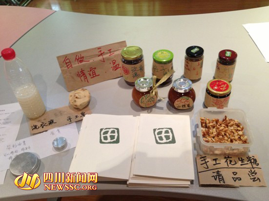 根与芽 废旧物品再利用展示 四川新闻网成都3月14日讯(记者 张燕 张真 实习生 叶佳)明天就是一年一度的315国际消费者权益日。3月14日上午,成都数十家环保公益组织针对今年的315国际消费者权益日活动,首次联合发起了绿色消费、绿色选择倡议,在活动现场,发出了对环境友好消费的呼吁。从今年开始,成都多家环保公益组织将每年为广大消费者提出一个与绿色消费相关的主题倡议。 活动现场,到场的公益组织代表分别提出了各自的绿色消费倡议。成都根与芽环保交流中心执行主任罗丹表示:以往的消费者权益日无非展开各类维