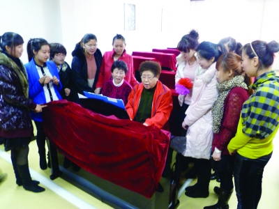 雷锋日福利院里送温暖_资讯频道_凤凰网