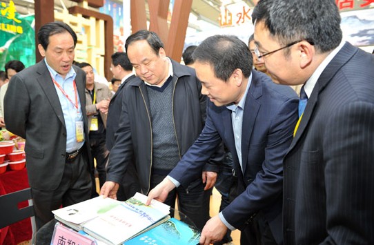 汉中市委书记张会民视察西洽会汉中展台