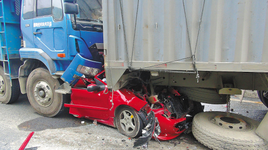 深汕高速公路连环追尾五人罹难