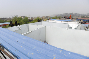 楼顶建板房 大风刮掉房顶砸中两车