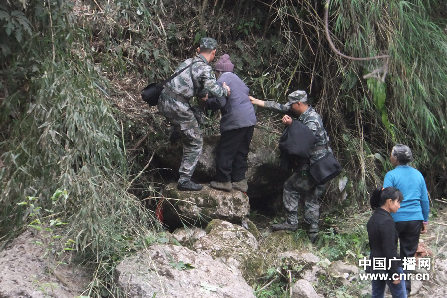 雅安地震受灾人口_...以承受的伤痛 雅安地震受灾现场直击(2)