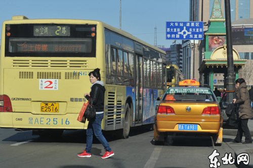 记者直击:哈尔滨出租车违停五大乱象