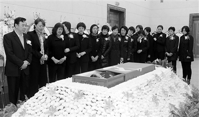 前中国<em>女排</em>主<em>教练</em>袁伟民(左一)率领老<em>女排</em>队员