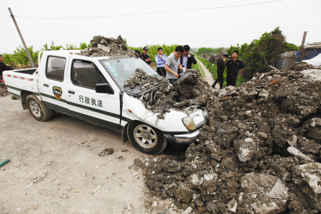 撞毁 执法车 并倾倒满车渣土 高新区城管遭暴力