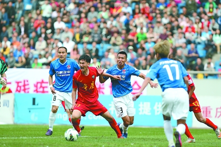 重庆德比火药味十足:9黄1红大家都毛了