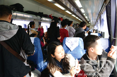 玉蒙铁路客运第二天乘客人数骤增 超员五成