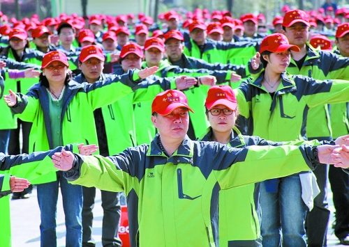 小红帽上街 劝阻中国式过马路_资讯频道_凤