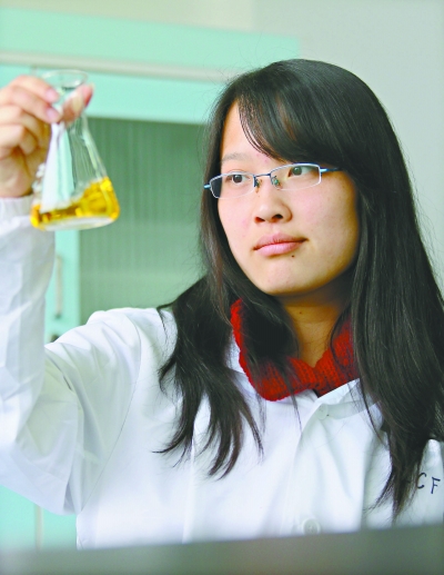 48名大学生以程菲名义献血灾区