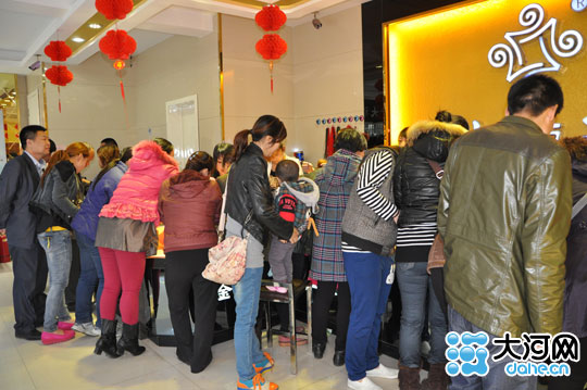 国际金价大幅下跌 鹤壁市民疯狂抢购黄金_资讯