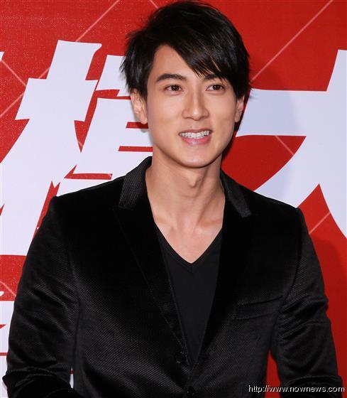 吴尊被拱脱衣秀肌肉 羞到面壁喊被整(图)