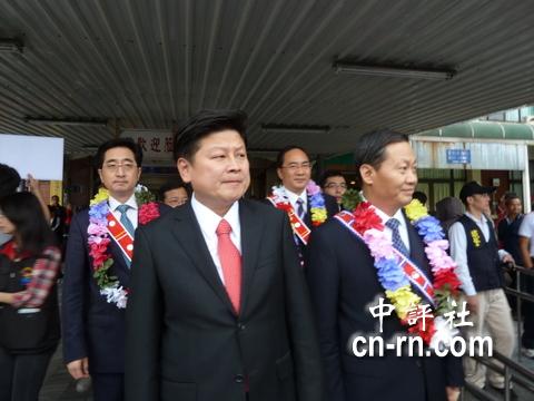 花莲县长傅昆萁(中)与广西壮族自治区党委书记,自治区人大常委会主任