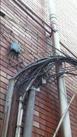 内江一市民反映外墙排水管漏水问题 找了三个