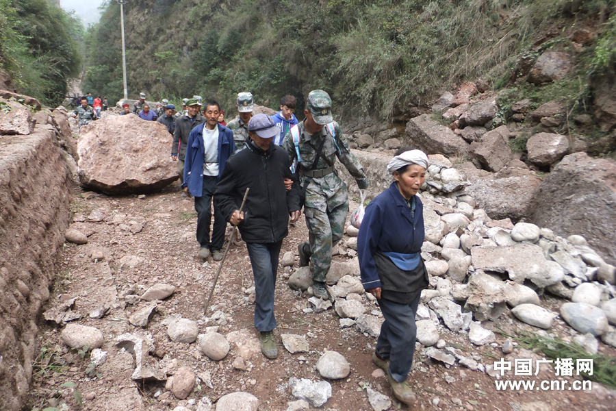 雅安地震受灾人口_...以承受的伤痛 雅安地震受灾现场直击(2)