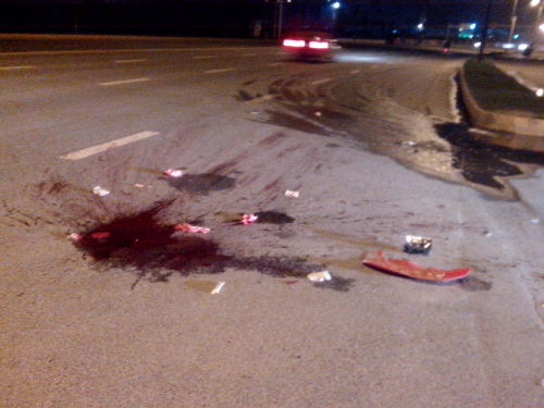 摩托车撞上路口左转的垃圾车 摩托车司机当场身亡