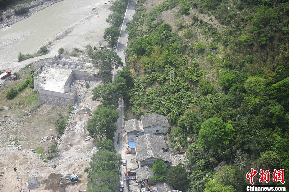 航拍四川雅安宝兴地震灾区(高清组图)