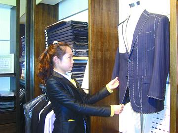 青岛200余家服装店推定制服装 一套最高10万