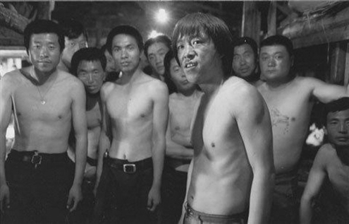 而黄渤<em>二十多岁</em>时青涩民工形象乍一曝光