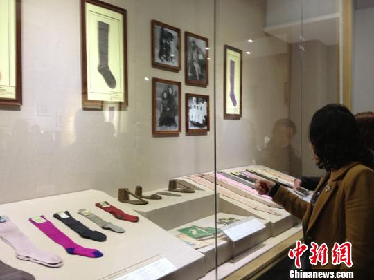 中国首个袜子博物馆今日开馆，市民在参观展品。　孙权　摄src=