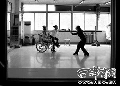 12岁女孩轮椅上排练舞蹈 红会医院将组织专家