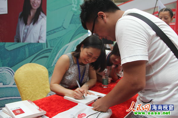 <em>华人女作家</em>曾晓文携新作来三亚讲述移民岁月_