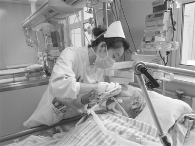 ICU护士守护生命的哨兵_资讯频道_凤凰网