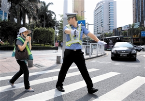 深圳整治闯红灯:接受现金处罚需家人送来身份