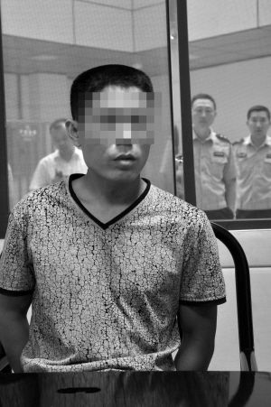 犯交通肇事案尚在缓刑期 又开克隆出租伤警察