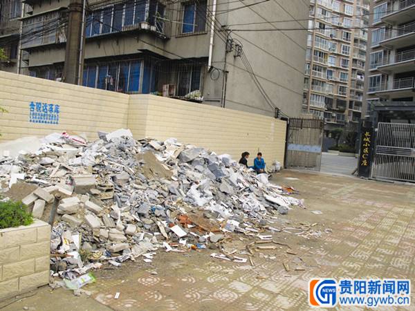 十多吨装修垃圾 堆满小区门口无人清运