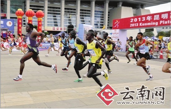 昆明半程马拉松赛 广东小伙赛场浪漫求婚